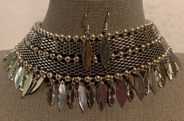 Metal Leafy Choker Necklace