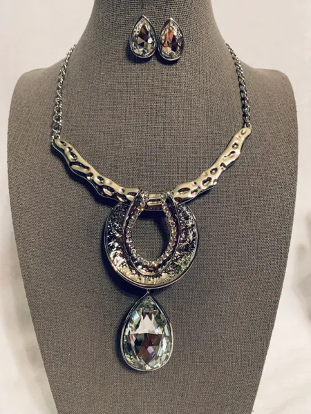 Hollow Chain & Rigid Teardrops Necklace