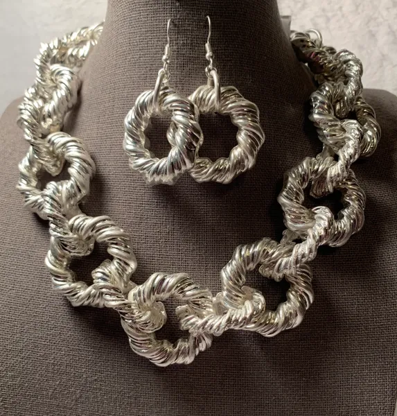Silver Metal Twisted Link Necklace
